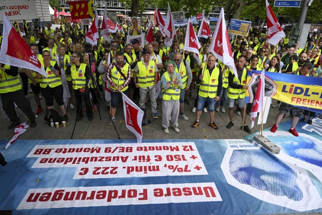 Union members stage nationwide strike in Berlin BERLIN, GERMANY - JULY 03: Members of the United Services Union (Ver.di) gather for a rally during a nationwide strike in Berlin, Germany on July 03, 2026. Retail and trade workers across Germany staged a warning strike after collective bargaining negotiations with employers remained deadlocked. Halil Sagirkaya Anadolu Berlin Germany. Editorial use only. Please get in touch for any other usage.  Copyright: x2026xAnadoluxHalilxSagirkayax