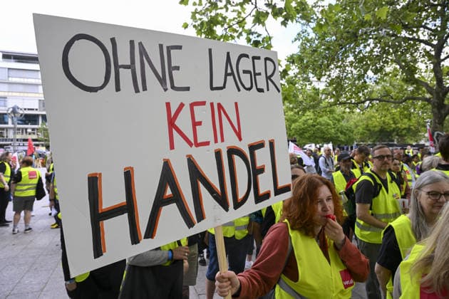 Union members stage nationwide strike in Berlin BERLIN, GERMANY - JULY 03: Members of the United Services Union (Ver.di) gather for a rally during a nationwide strike in Berlin, Germany on July 03, 2026. Retail and trade workers across Germany staged a warning strike after collective bargaining negotiations with employers remained deadlocked. Halil Sagirkaya Anadolu Berlin Germany. Editorial use only. Please get in touch for any other usage.  Copyright: x2026xAnadoluxHalilxSagirkayax