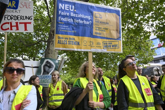 Union members stage nationwide strike in Berlin BERLIN, GERMANY - JULY 03: Members of the United Services Union (Ver.di) gather for a rally during a nationwide strike in Berlin, Germany on July 03, 2026. Retail and trade workers across Germany staged a warning strike after collective bargaining negotiations with employers remained deadlocked. Halil Sagirkaya Anadolu Berlin Germany. Editorial use only. Please get in touch for any other usage.  Copyright: x2026xAnadoluxHalilxSagirkayax