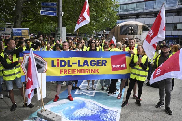Union members stage nationwide strike in Berlin BERLIN, GERMANY - JULY 03: Members of the United Services Union (Ver.di) gather for a rally during a nationwide strike in Berlin, Germany on July 03, 2026. Retail and trade workers across Germany staged a warning strike after collective bargaining negotiations with employers remained deadlocked. Halil Sagirkaya Anadolu Berlin Germany. Editorial use only. Please get in touch for any other usage.  Copyright: x2026xAnadoluxHalilxSagirkayax