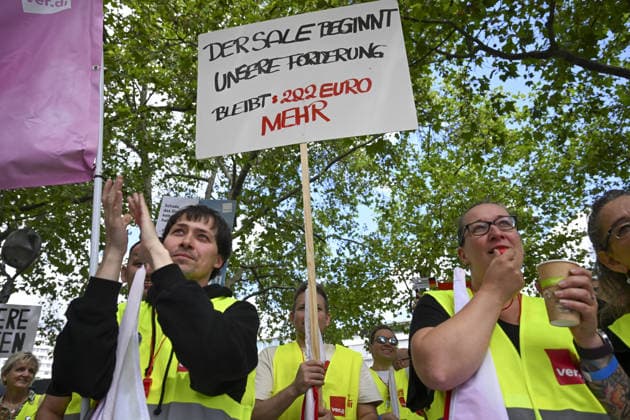 Union members stage nationwide strike in Berlin BERLIN, GERMANY - JULY 03: Members of the United Services Union (Ver.di) gather for a rally during a nationwide strike in Berlin, Germany on July 03, 2026. Retail and trade workers across Germany staged a warning strike after collective bargaining negotiations with employers remained deadlocked. Halil Sagirkaya Anadolu Berlin Germany. Editorial use only. Please get in touch for any other usage.  Copyright: x2026xAnadoluxHalilxSagirkayax