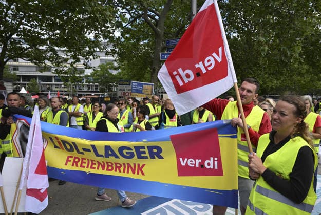 Union members stage nationwide strike in Berlin BERLIN, GERMANY - JULY 03: Members of the United Services Union (Ver.di) gather for a rally during a nationwide strike in Berlin, Germany on July 03, 2026. Retail and trade workers across Germany staged a warning strike after collective bargaining negotiations with employers remained deadlocked. Halil Sagirkaya Anadolu Berlin Germany. Editorial use only. Please get in touch for any other usage.  Copyright: x2026xAnadoluxHalilxSagirkayax