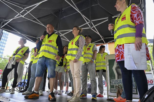 Union members stage nationwide strike in Berlin BERLIN, GERMANY - JULY 03: Members of the United Services Union (Ver.di) gather for a rally during a nationwide strike in Berlin, Germany on July 03, 2026. Retail and trade workers across Germany staged a warning strike after collective bargaining negotiations with employers remained deadlocked. Halil Sagirkaya Anadolu Berlin Germany. Editorial use only. Please get in touch for any other usage.  Copyright: x2026xAnadoluxHalilxSagirkayax