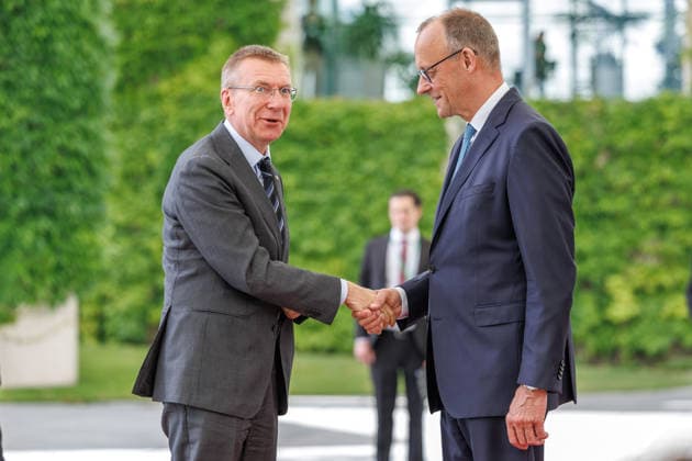 Pressebegegnung des BK mit den Staats- und Regierungschefs der drei baltischen Staaten im Bundeskanzleramt in Berlin am 03.07.2026. Bundeskanzler Friedrich Merz (CDU) begruesst Präsident von Lettland Edgars Rinkevics. Berlin Berlin Deutschland Kanzleramt *** Press conference held by the Federal Chancellor with the heads of state and government of the three Baltic states at the Federal Chancellery in Berlin on July 3, 2026. Federal Chancellor Friedrich Merz (CDU) welcomes Latvian President Edgars Rinkevics. Berlin, Germany, Federal Chancellery