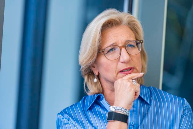 Zum Sommergespräch trifft sich Saarlands Ministerpräsidentiun Anke Rehlinger (SPD) in Saarbrücken am Freitag (3.7.2026) im Atrium der Staatskanzlei. *** Saarland s Minister President Anke Rehlinger (SPD) will meet in Saarbrücken on Friday, July 3, 2026, in the atrium of the State Chancellery for the Summer Forum. bub