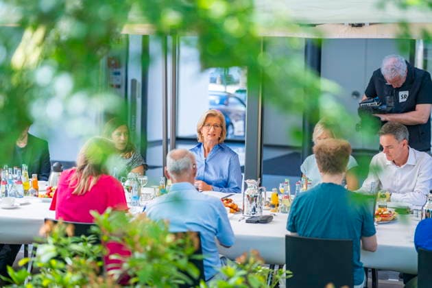 Zum Sommergespräch trifft sich Saarlands Ministerpräsidentiun Anke Rehlinger (SPD) in Saarbrücken am Freitag (3.7.2026) im Atrium der Staatskanzlei. *** Saarland s Minister-President Anke Rehlinger (SPD) will host a summer discussion in Saarbrücken on Friday, July 3, 2026, in the atrium of the State Chancellery. bub