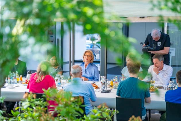 Zum Sommergespräch trifft sich Saarlands Ministerpräsidentiun Anke Rehlinger (SPD) in Saarbrücken am Freitag (3.7.2026) im Atrium der Staatskanzlei. *** Saarland s Minister-President Anke Rehlinger (SPD) will meet for the Summer Talk in Saarbrücken on Friday, July 3, 2026, in the atrium of the State Chancellery. bub