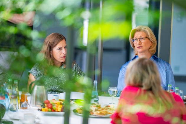 Zum Sommergespräch trifft sich Saarlands Ministerpräsidentiun Anke Rehlinger (SPD) in Saarbrücken am Freitag (3.7.2026) im Atrium der Staatskanzlei. *** Saarland s Minister-President Anke Rehlinger (SPD) will meet for the Summer Talk in Saarbrücken on Friday, July 3, 2026, in the atrium of the State Chancellery. bub