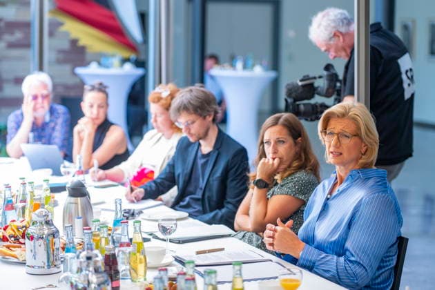Zum Sommergespräch trifft sich Saarlands Ministerpräsidentiun Anke Rehlinger (SPD) in Saarbrücken am Freitag (3.7.2026) im Atrium der Staatskanzlei. *** Saarland s Minister-President Anke Rehlinger (SPD) will meet for the Summer Talk in Saarbrücken on Friday, July 3, 2026, in the atrium of the State Chancellery. bub