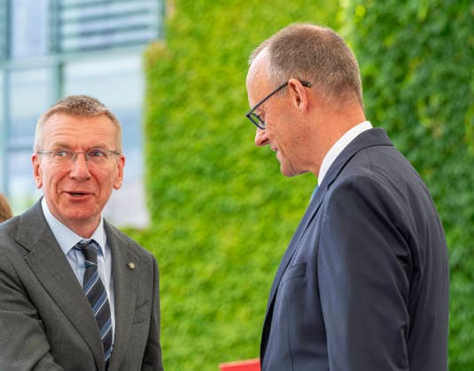 Edgars RinkÄ viÄs + Friedrich Merz - B3+1-Format im Bundeskanzleramt EUR, Deutschland, Berlin, 12.05.2026: Edgars RinkÄ viÄs + Friedrich Merz - B3+1-Format im Bundeskanzleramt. Bundeskanzler Friedrich Merz (CDU) empfängt die Staats- und Regierungschefs der drei baltischen Staaten Lettland, mit Staatspräsident Edgars RinkÄ viÄs, Estland, mit Ministerpräsident Kristen Michal, und Litauen, mit Staatspräsident Gitanas NausÄ—da, zu einem Treffen im sog. B3+1-Format im Bundeskanzleramt. Gesprächsthemen sind: NATO-Gipfel in Ankara, sicherheits- und verteidigungspolitische Themen sowie die weitere Unterstützung der Ukraine. *** Edgars Rinkevics and Friedrich Merz, B3 1 format, at the Federal Chancellery, EUR, Germany, Berlin, May 12, 2026