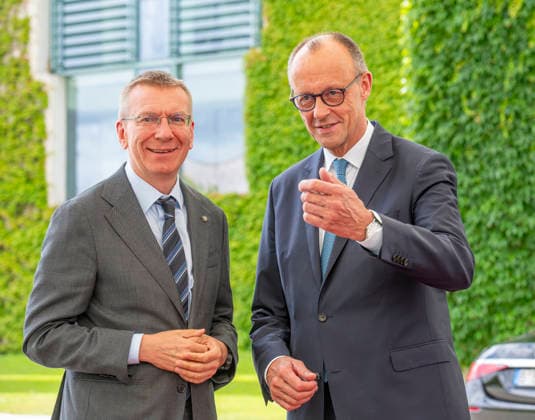 Edgars RinkÄ viÄs + Friedrich Merz - B3+1-Format im Bundeskanzleramt EUR, Deutschland, Berlin, 12.05.2026: Edgars RinkÄ viÄs + Friedrich Merz - B3+1-Format im Bundeskanzleramt. Bundeskanzler Friedrich Merz (CDU) empfängt die Staats- und Regierungschefs der drei baltischen Staaten Lettland, mit Staatspräsident Edgars RinkÄ viÄs, Estland, mit Ministerpräsident Kristen Michal, und Litauen, mit Staatspräsident Gitanas NausÄ—da, zu einem Treffen im sog. B3+1-Format im Bundeskanzleramt. Gesprächsthemen sind: NATO-Gipfel in Ankara, sicherheits- und verteidigungspolitische Themen sowie die weitere Unterstützung der Ukraine. *** Edgars Rinkevics and Friedrich Merz, B3 1 format, at the Federal Chancellery, EUR, Germany, Berlin, May 12, 2026