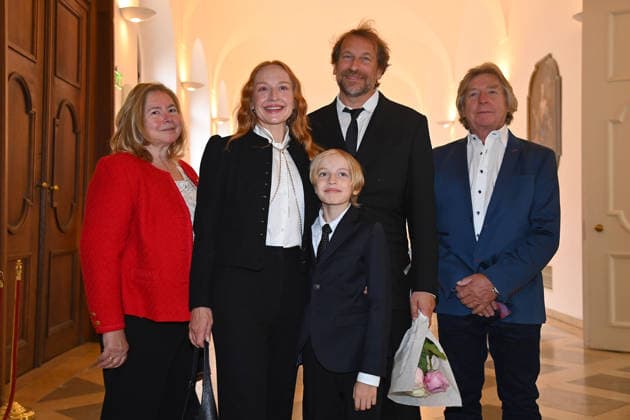 Brigitte HOBMEIER (Schauspielerin) mit Ehemann Florian Brugger und Sohn , sowie ihren Eltern. Verleihung Bayerischer Verdienstorden im Antiquariat der Residenz in Muenchen am 03.07.2026. *** Brigitte HOBMEIER, actress, with her husband Florian Brugger and son, as well as her parents, at the award ceremony for the Bavarian Order of Merit at the Antiquariat der Residenz in Munich on July 3, 2026