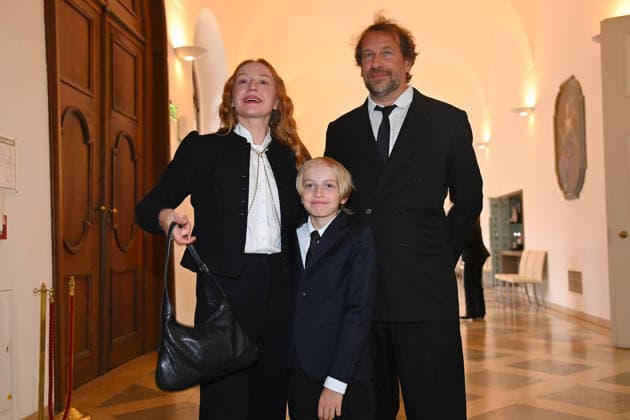 Brigitte HOBMEIER (Schauspielerin) mit Ehemann Florian Brugger und Sohn. Verleihung Bayerischer Verdienstorden im Antiquariat der Residenz in Muenchen am 03.07.2026. *** Brigitte HOBMEIER, actress, with her husband Florian Brugger and son, at the Bavarian Order of Merit award ceremony at the Antiquariat der Residenz in Munich on July 3, 2026