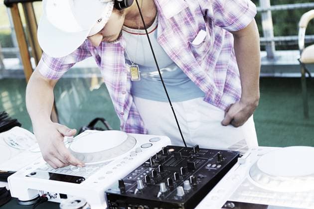 Junger und stilvoller DJ bei der Arbeit Young and Stylish DJ in work Copyright: imageBROKER SergejsxRahunoks ibxiqx17687610.jpg ,model released, Symbolfoto ,property released
