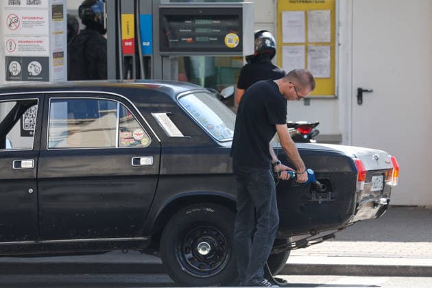 03.07.2026. Russia. Moscow. A man refuels a car with gasoline at a Rosneft gas station. Alexey Belkin NEWS.ru BelkinxAlexey