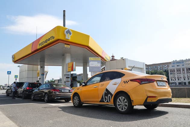 03.07.2026. Russia. Moscow. The queue of cars at the Rosneft gas station. Alexey Belkin NEWS.ru BelkinxAlexey