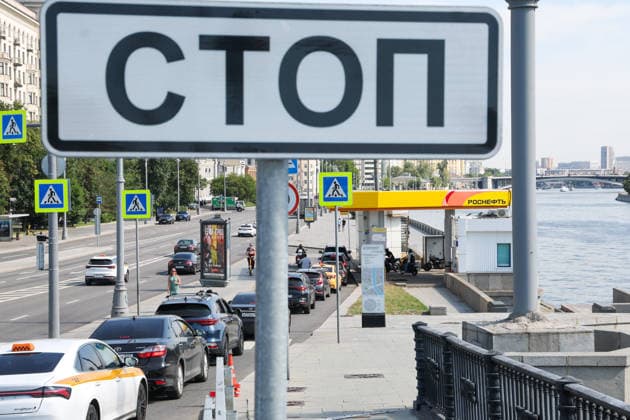03.07.2026. Russia. Moscow. The queue of cars at the Rosneft gas station. Alexey Belkin NEWS.ru BelkinxAlexey