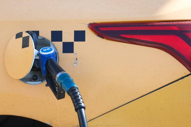 03.07.2026. Russia. Moscow. Refueling a taxi car with gasoline at the Rosneft gas station. Alexey Belkin NEWS.ru BelkinxAlexey