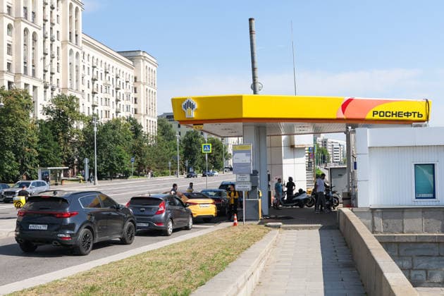 03.07.2026. Russia. Moscow. The queue of cars at the Rosneft gas station. Alexey Belkin NEWS.ru BelkinxAlexey