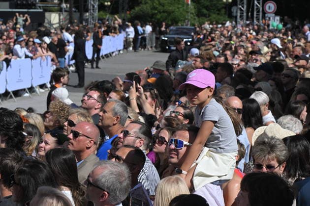 Opening of the 60th Karlovy Vary International Film Festival, on June 3, 2026, in Karlovy Vary, Czech Republic. People wait for the arrival of film personalities in front of the Thermal Hotel. (CTKxPhoto SlavomirxKubes) CTKPhotoP2026070306058  CTKPhotoP2026070306058