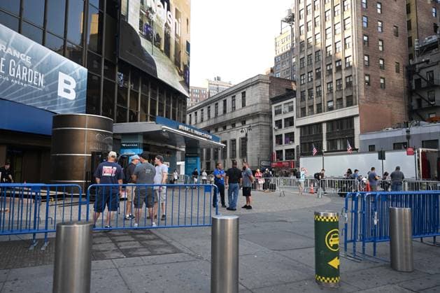 **VIDEO AVAILABLE** Crews are seen preparing for Taylor Swift and Travis Kelce s rumoured Madison Square Garden wedding. A Large truck was seen making a delivery and workers removed safety bollards from the front of the building Where: New York City, New York, United States When: 03 Jul 2026 Credit: Elder Ordonez INSTARimages EDITORIAL USE ONLY. NOT FOR USE BY NEWSPAPERS BASED IN THE UK. Copyright: xx instar55826557