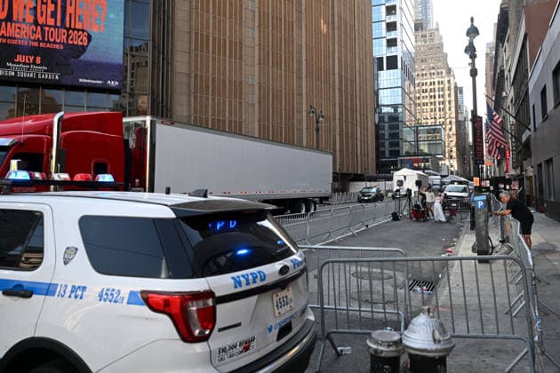 **VIDEO AVAILABLE** Crews are seen preparing for Taylor Swift and Travis Kelce s rumoured Madison Square Garden wedding. A Large truck was seen making a delivery and workers removed safety bollards from the front of the building Where: New York City, New York, United States When: 03 Jul 2026 Credit: Elder Ordonez INSTARimages EDITORIAL USE ONLY. NOT FOR USE BY NEWSPAPERS BASED IN THE UK. Copyright: xx instar55826560