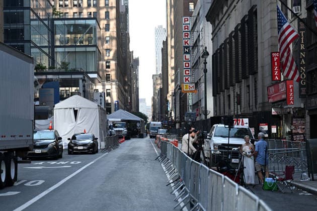 **VIDEO AVAILABLE** Crews are seen preparing for Taylor Swift and Travis Kelce s rumoured Madison Square Garden wedding. A Large truck was seen making a delivery and workers removed safety bollards from the front of the building Where: New York City, New York, United States When: 03 Jul 2026 Credit: Elder Ordonez INSTARimages EDITORIAL USE ONLY. NOT FOR USE BY NEWSPAPERS BASED IN THE UK. Copyright: xx instar55826565