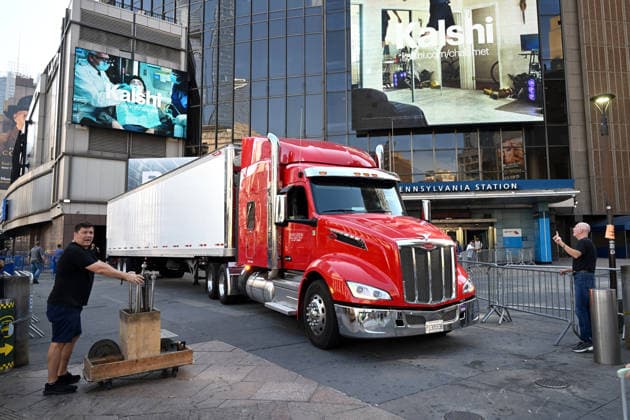 **VIDEO AVAILABLE** Crews are seen preparing for Taylor Swift and Travis Kelce s rumoured Madison Square Garden wedding. A Large truck was seen making a delivery and workers removed safety bollards from the front of the building Where: New York City, New York, United States When: 03 Jul 2026 Credit: Elder Ordonez INSTARimages EDITORIAL USE ONLY. NOT FOR USE BY NEWSPAPERS BASED IN THE UK. Copyright: xx instar55826576