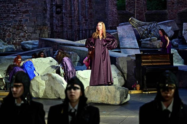 Bad Hersfelder Festspiele - Lysistrata . Schauspielerin Anne Lebinsky während der Fotoprobe zur Inszenierung Lysistrata im Rahmen der Bad Hersfelder Festspiele am 02.07.2026 in der Stiftsruine Bad Hersfeld. 20260702MWI132557 *** Bad Hersfeld Festival: Lysistrata—Actress Anne Lebinsky during the photo shoot for the production of Lysistrata as part of the Bad Hersfeld Festival on July 2, 2026, at the Stiftsruine in Bad Hersfeld 20260702MWI132557