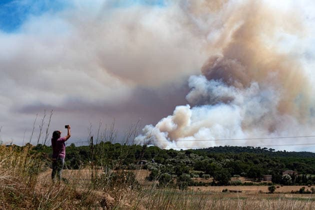 The spread of the fire in La Bisbal d’Empordà, Girona, forces the lockdown of 12 towns. A person takes a photo of the smoke from the fire in La Bisbal d’Empordà, Girona, Catalonia, Spain. Civil Protection has issued a precautionary alert due to the fire’s progression, as well as the presence of smoke, and to discourage travel in the area near the firefighting operations. JULY 3, 2026 Glòria Sá La Bisbal d’Empordà, Girona, Catalonia La Bisbal d’Empordà, Girona, Catalonia, Spain  Copyright: xGlÃ²riaxSanchezx 7640758