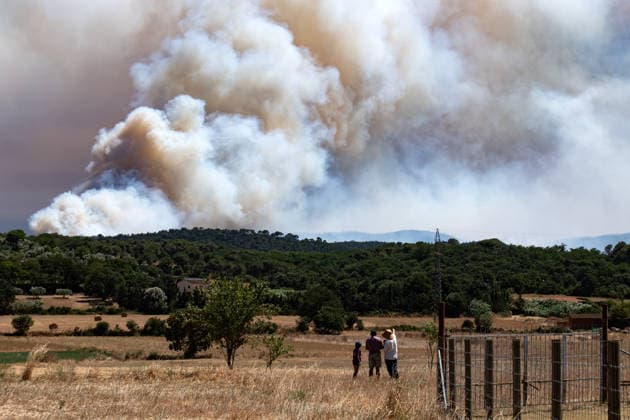 The spread of the fire in La Bisbal d’Empordà, Girona, has forced the lockdown of 12 towns. Several people watch the smoke from the fire in La Bisbal d’Empordà, Girona, Catalonia, Spain. Civil Protection has issued a precautionary alert due to the fire’s progression, as well as the presence of smoke, and to prevent movement in the area near the firefighting operations. JULY 3, 2026 Glòria Sá La Bisbal d’Empordà, Girona, Catalonia La Bisbal d’Empordà, Girona, Catalonia, Spain  Copyright: xGlÃ²riaxSanchezx 7640754