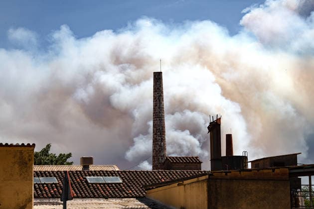 The spread of the fire in La Bisbal d’Empordà, Girona, forces the lockdown of 12 towns. Smoke from a fire in La Bisbal d’Empordà, Girona, Catalonia, Spain. Civil Protection has issued a precautionary alert due to the fire’s progression, as well as the presence of smoke, and to prevent movement in the area near the firefighting operations. JULY 3, 2026 Glòria Sá La Bisbal d’Empordà, Girona, Catalonia La Bisbal d’Empordà, Girona, Catalonia, Spain  Copyright: xGlÃ²riaxSanchezx 7640759