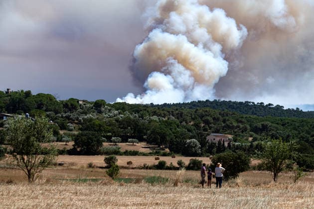 The spread of the fire in La Bisbal d’Empordà, Girona, has forced the lockdown of 12 towns. Several people watch the smoke from the fire in La Bisbal d’Empordà, Girona, Catalonia, Spain. Civil Protection has issued a precautionary alert due to the fire’s progression, as well as the presence of smoke, and to prevent movement in the area near the firefighting operations. JULY 3, 2026 Glòria Sá La Bisbal d’Empordà, Girona, Catalonia La Bisbal d’Empordà, Girona, Catalonia, Spain  Copyright: xGlÃ²riaxSanchezx 7640753