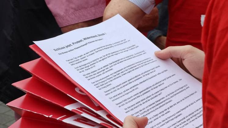 Protestaktion IG Metall gegen sozialen Kahlschlag auf dem Heinrich-König-Platz in Gelsenkirchen ** NUR FÜR REDAKTIONELLE ZWECKE ** EDITORIAL USE ONLY **<p>Protestaktion IG Metall gegen sozialen Kahlschlag am Freitag den 03.Juli 2026 auf dem Heinrich-König-Platz in Gelsenkirchen Foto : Frank Oppitz FUNKE Foto Services< p> Politik Deutschland NRW Gelsenkirchen Copyright: FrankxOppitz *** IG Metall Protest Against Social Cuts at Heinrich König Platz in Gelsenkirchen ** FOR EDITORIAL USE ONLY ** EDITORIAL USE ONLY ** p IG Metall protest against social cuts on Friday, July 3, 2026, at Heinrich König Platz in Gelsenkirchen Photo by Frank Oppitz, FUNKE Photo Services p Politics Germany North Rhine-Westphalia Gelsenkirchen Copyright FrankxOppi Copyright: FrankxOppitz doc86k2xny6fwm197234103b ,EDITORIAL USE ONLY