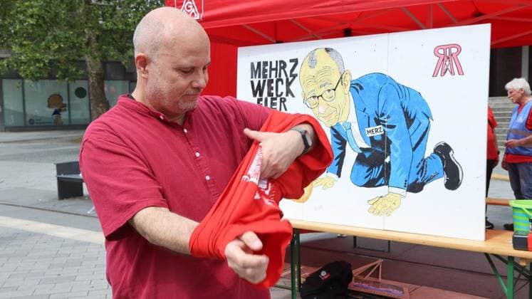 Protestaktion IG Metall gegen sozialen Kahlschlag auf dem Heinrich-König-Platz in Gelsenkirchen ** NUR FÜR REDAKTIONELLE ZWECKE ** EDITORIAL USE ONLY **<p>Protestaktion IG Metall gegen sozialen Kahlschlag am Freitag den 03.Juli 2026 auf dem Heinrich-König-Platz in Gelsenkirchen Foto : Frank Oppitz FUNKE Foto Services< p> Politik Deutschland NRW Gelsenkirchen Copyright: FrankxOppitz *** IG Metall Protest Against Social Cuts at Heinrich König Platz in Gelsenkirchen ** FOR EDITORIAL USE ONLY ** EDITORIAL USE ONLY ** p IG Metall protest against social cuts on Friday, July 3, 2026, at Heinrich König Platz in Gelsenkirchen Photo by Frank Oppitz, FUNKE Photo Services p Politics Germany North Rhine-Westphalia Gelsenkirchen Copyright FrankxOppi Copyright: FrankxOppitz doc86k2xo0wn3d1n2f81lye ,EDITORIAL USE ONLY