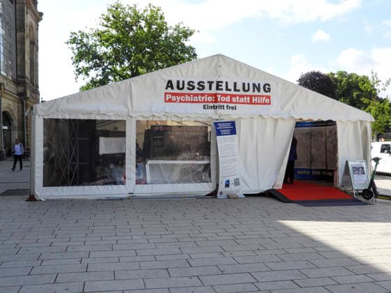 CNTV SIENTOLOGY - Ein den Sientologen nahestehender Verein demonstriert mit einem Info Zelt noch bis Sonntag am Bahnhof Dammtor gegen einen Psychatrie Kongress der im naheliegenden Congress Centrum stattfindet. 03.07.2026 Hamburg - Dammtor Hamburg Deutschland *** CNTV SCIENTOLOGY An association affiliated with Scientologists is holding a demonstration with an information tent at Dammtor Station through Sunday to protest a psychiatry conference taking place at the nearby Congress Center. July 3, 2026, Hamburg Dammtor, Hamburg, Germany