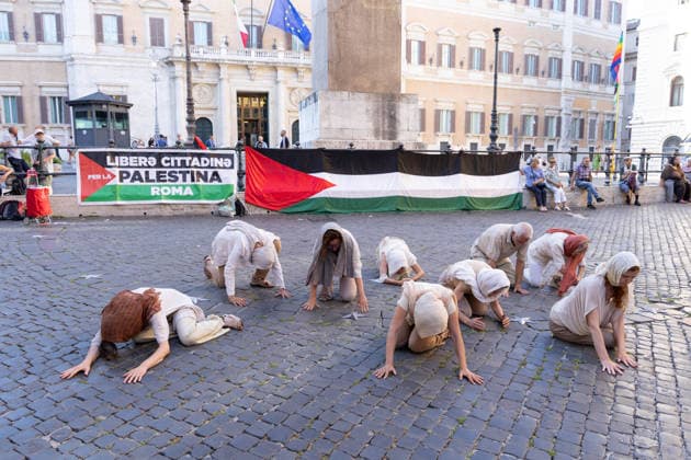 IPA86341207 - Performance in front of the Palazzo di Montecitorio in Rome to mark the 1,000 days since the start of the genocide in Gaza  Copyright: xMatteoxNardonex xx 86341207
