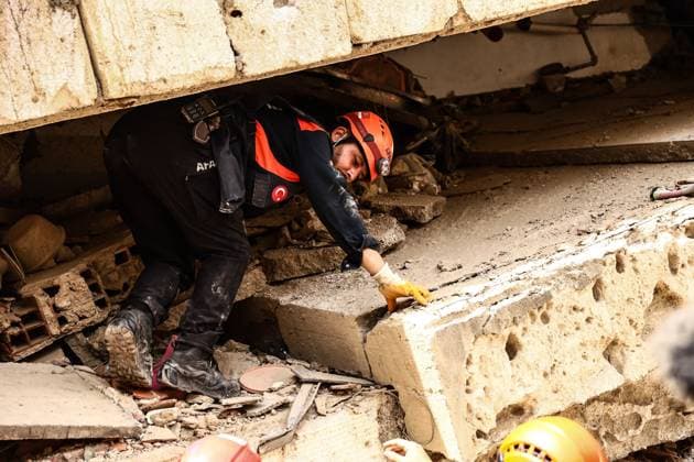 Relief and Rescue Operations Continue After Venezuela Earthquakes PLAYA GRANDE, CATIA LA MAR, LA GUAIRA, VENEZUELA JULY 3, 2026: Emergency responders, humanitarian organizations and volunteers continue relief, search and recovery operations in Playa Grande, Catia La Mar, La Guaira, Venezuela, following the devastating earthquakes that struck the country s northern Caribbean coast. Rescue teams remain deployed in affected neighborhoods while aid workers distribute emergency supplies and support displaced families as recovery efforts continue. According to the latest official figures, at least 2,295 people have been killed, more than 11,000 injured, and thousands displaced by the disaster. A GUAIRA Venezuela (Bolivarian Republic of) Copyright: x xLauraxdexChiclanax xJNAxPressx