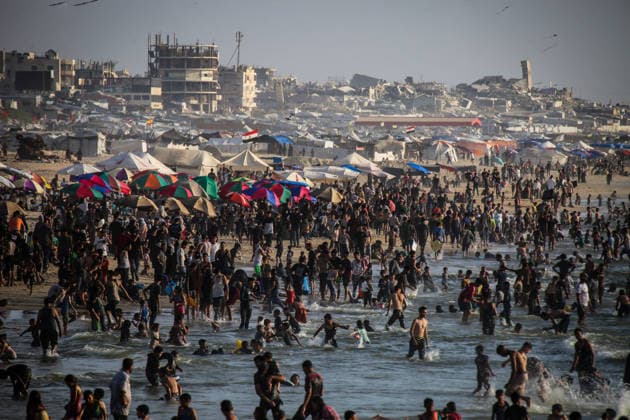 News Themen der Woche KW27 Palestinians flock to the coastline seeking relief from the heat GAZA CITY, GAZA, PALESTINE - JULY 03: As Israel s attacks on the Gaza Strip continues and soaring temperatures intensifies already harsh living conditions, Palestinians flock to the coastline seeking relief in Gaza City, Gaza, Palestine on July 03, 2026. Escaping the sweltering heat inside their tents, many sought relief by swimming off the coast of Gaza City, hoping to cool off and briefly escape the hardships of war. Saeed M. M. T. Jaras Anadolu Gaza City Gaza. Editorial use only. Please get in touch for any other usage.  Copyright: x2026xAnadoluxSaeedxM.xM.xT.xJarasx