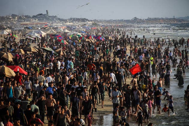 Palestinians flock to the coastline seeking relief from the heat GAZA CITY, GAZA, PALESTINE - JULY 03: As Israel s attacks on the Gaza Strip continues and soaring temperatures intensifies already harsh living conditions, Palestinians flock to the coastline seeking relief in Gaza City, Gaza, Palestine on July 03, 2026. Escaping the sweltering heat inside their tents, many sought relief by swimming off the coast of Gaza City, hoping to cool off and briefly escape the hardships of war. Saeed M. M. T. Jaras Anadolu Gaza City Gaza. Editorial use only. Please get in touch for any other usage.  Copyright: x2026xAnadoluxSaeedxM.xM.xT.xJarasx