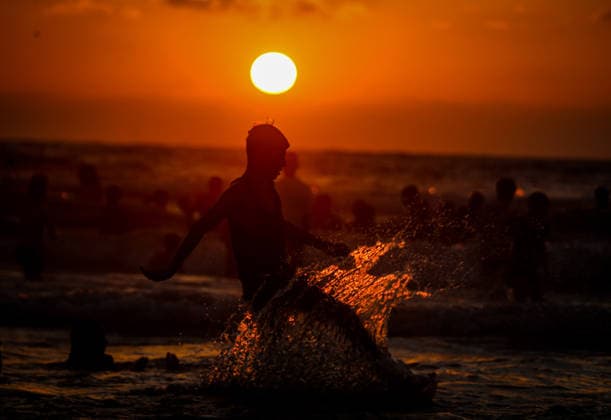 Palestinians flock to the coastline seeking relief from the heat GAZA CITY, GAZA, PALESTINE - JULY 03: As Israel s attacks on the Gaza Strip continues and soaring temperatures intensifies already harsh living conditions, Palestinians flock to the coastline seeking relief in Gaza City, Gaza, Palestine on July 03, 2026. Escaping the sweltering heat inside their tents, many sought relief by swimming off the coast of Gaza City, hoping to cool off and briefly escape the hardships of war. Saeed M. M. T. Jaras Anadolu Gaza City Gaza. Editorial use only. Please get in touch for any other usage.  Copyright: x2026xAnadoluxSaeedxM.xM.xT.xJarasx