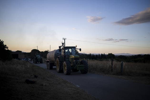 Spain battles major Costa Brava wildfire after 1,800 hectares burn LA BISBAL D’EMPORDA, SPAIN - JULY 03: A water tanker moves to the area to contain flames as a wildfire tears through the ecologically sensitive Les Gavarres mountain range in the Baix Emporda district of Catalonia, Spain, on July 3, 2026. A wildfire that broke out on Friday in the Baix Emporda district on Spain s Costa Brava has forced tens of thousands of people to remain indoors and has burned around 1,800 hectares, according to preliminary figures from regional authorities, as firefighters continue efforts to bring the blaze under control. Fanned by strong tramontana winds, the fire is affecting mainly the Les Gavarres mountain range, an area of high ecological value. Cat  Copyright: x2026xAnadoluxLorenaxSopenaxLopezx