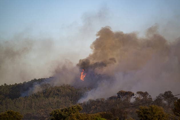 Spain battles major Costa Brava wildfire after 1,800 hectares burn LA BISBAL D’EMPORDA, SPAIN - JULY 03: Smoke billows into the sky as a wildfire tears through the ecologically sensitive Les Gavarres mountain range in the Baix Emporda district of Catalonia, Spain, on July 3, 2026. A wildfire that broke out on Friday in the Baix Emporda district on Spain s Costa Brava has forced tens of thousands of people to remain indoors and has burned around 1,800 hectares, according to preliminary figures from regional authorities, as firefighters continue efforts to bring the blaze under control. Fanned by strong tramontana winds, the fire is affecting mainly the Les Gavarres mountain range, an area of high ecological value. Catalonia s regional govern  Copyright: x2026xAnadoluxLorenaxSopenaxLopezx