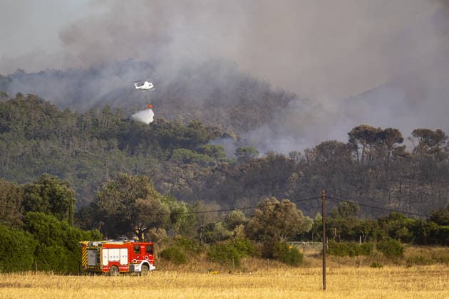Spain battles major Costa Brava wildfire after 1,800 hectares burn LA BISBAL D’EMPORDA, SPAIN - JULY 03: A helicopter carries water to contain flames as a wildfire tears through the ecologically sensitive Les Gavarres mountain range in the Baix Emporda district of Catalonia, Spain, on July 3, 2026. A wildfire that broke out on Friday in the Baix Emporda district on Spain s Costa Brava has forced tens of thousands of people to remain indoors and has burned around 1,800 hectares, according to preliminary figures from regional authorities, as firefighters continue efforts to bring the blaze under control. Fanned by strong tramontana winds, the fire is affecting mainly the Les Gavarres mountain range, an area of high ecological value. Catalonia  Copyright: x2026xAnadoluxLorenaxSopenaxLopezx