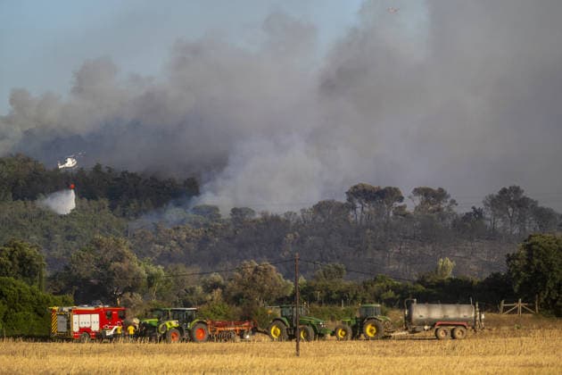 Spain battles major Costa Brava wildfire after 1,800 hectares burn LA BISBAL D’EMPORDA, SPAIN - JULY 03: A helicopter carries water to contain flames as a wildfire tears through the ecologically sensitive Les Gavarres mountain range in the Baix Emporda district of Catalonia, Spain, on July 3, 2026. A wildfire that broke out on Friday in the Baix Emporda district on Spain s Costa Brava has forced tens of thousands of people to remain indoors and has burned around 1,800 hectares, according to preliminary figures from regional authorities, as firefighters continue efforts to bring the blaze under control. Fanned by strong tramontana winds, the fire is affecting mainly the Les Gavarres mountain range, an area of high ecological value. Catalonia  Copyright: x2026xAnadoluxLorenaxSopenaxLopezx