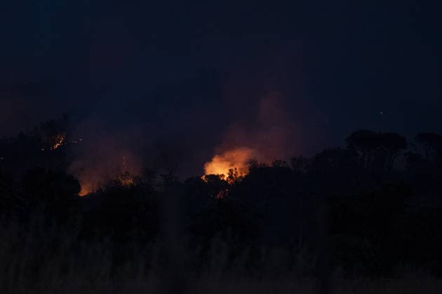 Spain battles major Costa Brava wildfire after 1,800 hectares burn LA BISBAL D’EMPORDA, SPAIN - JULY 03: Smoke billows into the sky as a wildfire tears through the ecologically sensitive Les Gavarres mountain range in the Baix Emporda district of Catalonia, Spain, on July 3, 2026. A wildfire that broke out on Friday in the Baix Emporda district on Spain s Costa Brava has forced tens of thousands of people to remain indoors and has burned around 1,800 hectares, according to preliminary figures from regional authorities, as firefighters continue efforts to bring the blaze under control. Fanned by strong tramontana winds, the fire is affecting mainly the Les Gavarres mountain range, an area of high ecological value. Catalonia s regional govern  Copyright: x2026xAnadoluxLorenaxSopenaxLopezx