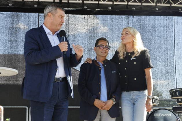 Saskia Greipl Charity Sommerfest 2026 Markus Söder, Stavros Kostantinidis und Saskia Greipl-Kostantinidis beim Greipl Charity Sommerfest zugunsten von LichtBlick Seniorenhilfe e.V. im Prof. Erich Greipl Stadion. Ismaning, 03.07.2026 Ismanin b.München Stadion Ismaning Bayern D *** Saskia Greipl Charity Summer Festival 2026 Markus Söder, Stavros Kostantinidis, and Saskia Greipl Kostantinidis at the Greipl Charity Summer Festival to benefit LichtBlick Seniorenhilfe e.V. at the Prof. Erich Greipl Stadium in Ismaning, July 3, 2026, Ismaning, near Munich, Ismaning Stadium, Bavaria, Germany Copyright: xAgenturxMatthiasxWehnertx xReinhardxZichyx
