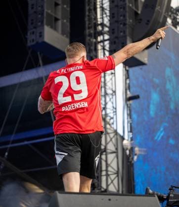 Fußballkultur, Saison 2026 2027, Das Konzert, Rapper Finch im Stadion An der Alten Försterei, Finchis Heimspiel, im Bild: Finch im Trikot des Ex-Unioners Michael Parensen, 03.07. 2026, *** Soccer Culture, 2026–2027 Season, The Concert, Rapper Finch at the An der Alten Försterei Stadium, Finch’s Home Game, Pictured: Finch wearing the jersey of former Union player Michael Parensen, July 3, 2026, Copyright: xMatthiasxKochx