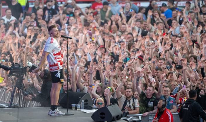 Fußballkultur, Saison 2026 2027, Das Konzert, Rapper Finch im Stadion An der Alten Försterei, Finchis Heimspiel, im Bild: Fans und Finch, 03.07. 2026, *** Soccer Culture, 2026–2027 Season, The Concert, Rapper Finch at the An der Alten Försterei Stadium, Finch s Home Game, Pictured: Fans and Finch, July 3, 2026, Copyright: xMatthiasxKochx