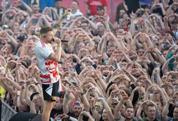 Fußballkultur, Saison 2026 2027, Das Konzert, Rapper Finch im Stadion An der Alten Försterei, Finchis Heimspiel, im Bild: Fans und Finch, 03.07. 2026, *** Soccer Culture, 2026–2027 Season, The Concert, Rapper Finch at the An der Alten Försterei Stadium, Finch s Home Game, Pictured: Fans and Finch, July 3, 2026, Copyright: xMatthiasxKochx